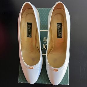 VINTAGE GUCCI AUTHENTIC RARE DÉCOLLETÉ WHITE KITTEN PUMPS SIZE 37 B